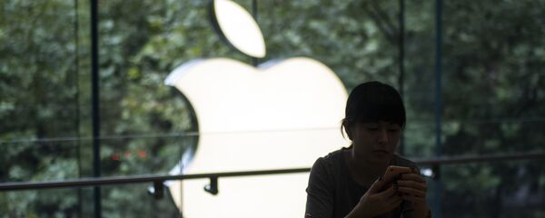 Một khách hàng Trung Quốc thiết lập iPhone 7 mới của cô ấy trong buổi khai trương mở bán tại một cửa hàng Apple ở Thượng Hải Một khách hàng Trung Quốc thiết lập iPhone 7 mới của cô ấy trong buổi khai trương mở bán tại một cửa hàng Apple ở Thượng Hải - Sputnik Việt Nam