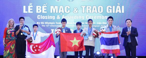 Trao giải vô địch toàn diện cho thí sinh đạt giải. Trao giải vô địch toàn diện cho thí sinh đạt giải. - Sputnik Việt Nam