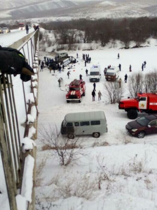 Một chiếc xe buýt rơi xuống sông ở Nga, 19 người thiệt mạng - Sputnik Việt Nam