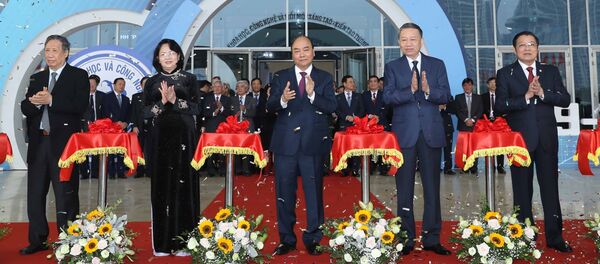 Thủ tướng Nguyễn Xuân Phúc và các đại biểu cắt bang khai mạc triển lãm. - Sputnik Việt Nam