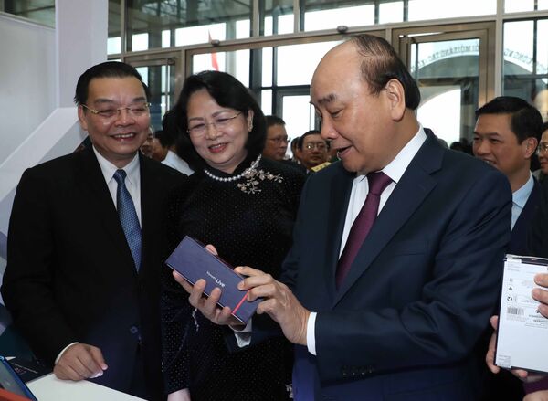 Thủ tướng khai mạc triển lãm “60 năm thành tựu ngành Khoa học và Công nghệ” Thủ tướng khai mạc triển lãm “60 năm thành tựu ngành Khoa học và Công nghệ” - Sputnik Việt Nam