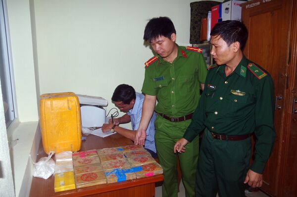Hơn 20 bánh heroin in chữ Trung Quốc trôi dạt vào bờ biển Quảng Nam - Sputnik Việt Nam