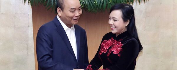 Thủ tướng Nguyễn Xuân Phúc chúc mừng bà Nguyễn Thị Kim Tiến nguyên Bộ trưởng Bộ Y tế, đảm nhiệm chức vụ Trưởng Ban bảo vệ sức khoẻ Trung ương tại phiên họp  - Sputnik Việt Nam