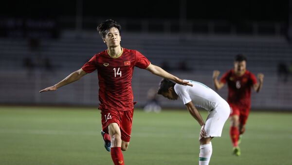 Tiền vệ Hoàng Đức (14) ăn mừng sau khi ghi bàn nâng tỷ số lên 2 - 1 cho U22 Việt Nam - Sputnik Việt Nam