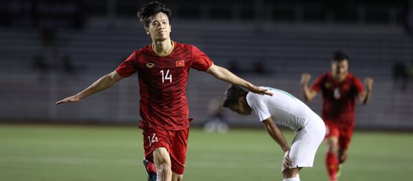 Tiền vệ Hoàng Đức (14) ăn mừng sau khi ghi bàn nâng tỷ số lên 2 - 1 cho U22 Việt Nam - Sputnik Việt Nam