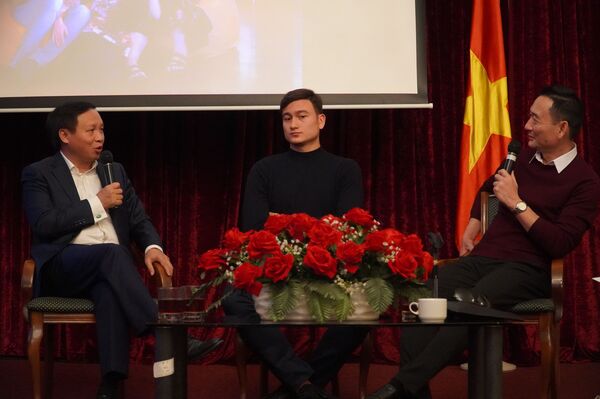 Thủ môn Đặng Văn Lâm cùng gia đình giao lưu thân mật với cộng đồng Việt Nam tại Nga - Sputnik Việt Nam