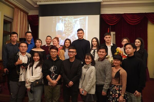 Thủ môn Đặng Văn Lâm cùng gia đình giao lưu thân mật với cộng đồng Việt Nam tại Nga - Sputnik Việt Nam