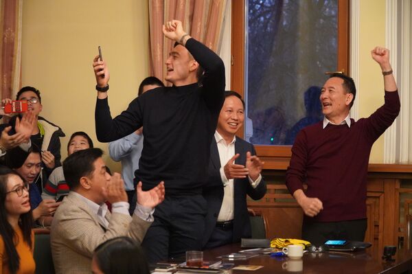 Thủ môn Đặng Văn Lâm cùng gia đình giao lưu thân mật với cộng đồng Việt Nam tại Nga - Sputnik Việt Nam