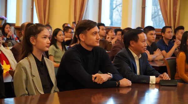 Thủ môn Đặng Văn Lâm cùng gia đình giao lưu thân mật với cộng đồng Việt Nam tại Nga - Sputnik Việt Nam