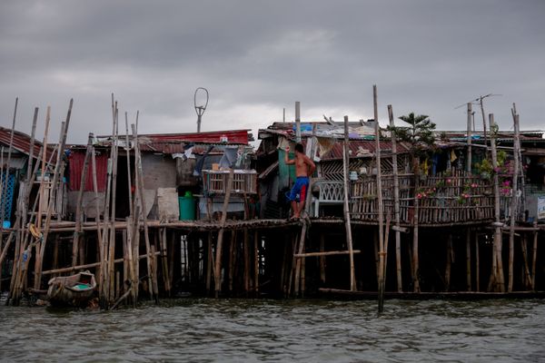 Domingo Martinez, cư dân của làng Sitio Pariahan, Philippines, bên cạnh túp lều tre của gia đình - Sputnik Việt Nam
