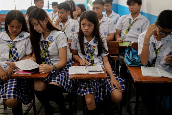 Trẻ em từ ngôi làng bị ngập Sitio Pariahan trong giờ học tại trường học ở Philippines - Sputnik Việt Nam