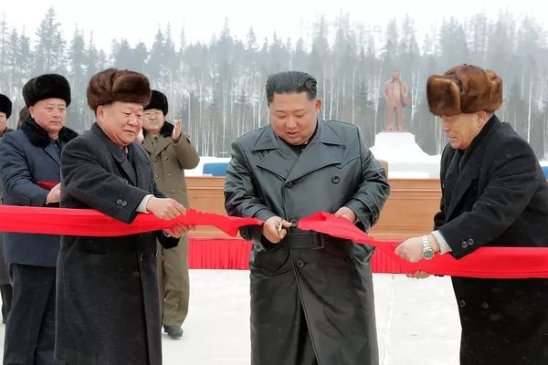 Họ đã ăn những suất cơm bị đóng băng. Triều Tiên khánh thành “thành phố núi hiện đại” Họ đã ăn những suất cơm bị đóng băng. Triều Tiên khánh thành “thành phố núi hiện đại” - Sputnik Việt Nam