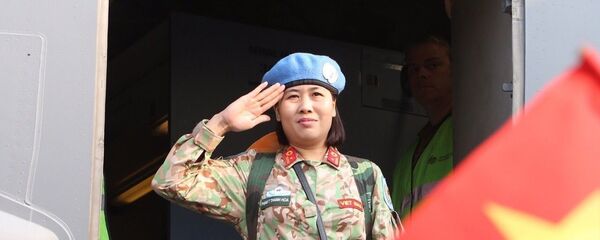 Cán bộ, chiến sĩ Bệnh viện dã chiến cấp 2 số 2 chào tạm biệt người thân và đồng đội lên đường làm nhiệm vụ tại Phái bộ Nam Sudan - Sputnik Việt Nam