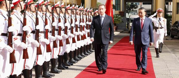 Bộ trưởng Bộ Công an Tô Lâm và Đại tướng Zolotov Victor, Giám đốc Cơ quan Vệ binh quốc gia Liên bang Nga duyệt đội danh dự Công an nhân dân - Sputnik Việt Nam