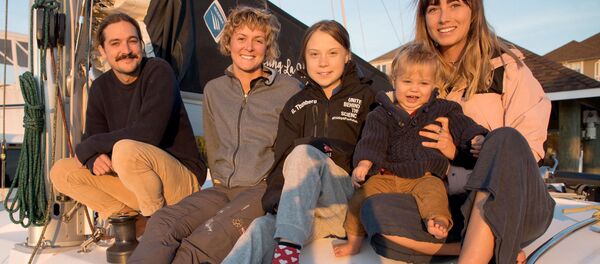 Nhà hoạt động người Thụy Điển Greta Thunberg trên La Vagabonde catamaran - Sputnik Việt Nam