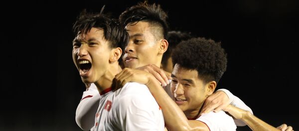 Phút 85, Văn Hậu có pha bật cao đánh đầu chiến thuật cho Đức Chinh băng cắt đánh đầu ghi bàn - Sputnik Việt Nam