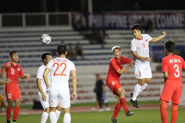 Hà Đức Chinh giúp U22 Việt Nam đánh bại U22 Singapore - Sputnik Việt Nam