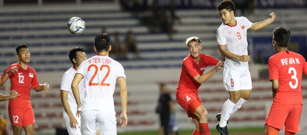 Phút 85, Văn Hậu có pha bật cao đánh đầu chiến thuật cho Đức Chinh băng cắt đánh đầu ghi bàn - Sputnik Việt Nam