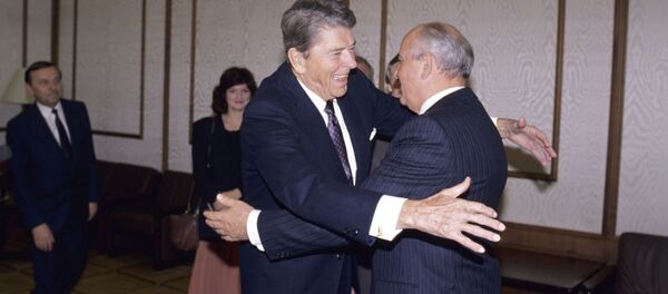 Mikhail Gorbachev và Ronald Reagan tại một cuộc họp ở Điện Kremlin - Sputnik Việt Nam