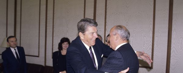 Mikhail Gorbachev và Ronald Reagan tại một cuộc họp ở Điện Kremlin - Sputnik Việt Nam
