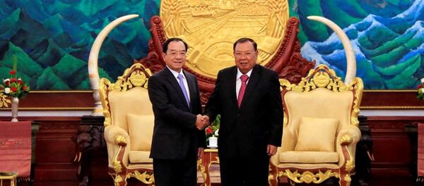 Tổng Bí thư, Chủ tịch nước Lào Bounnhang Vorachith tiếp thân mật ông Đào Việt Trung. - Sputnik Việt Nam