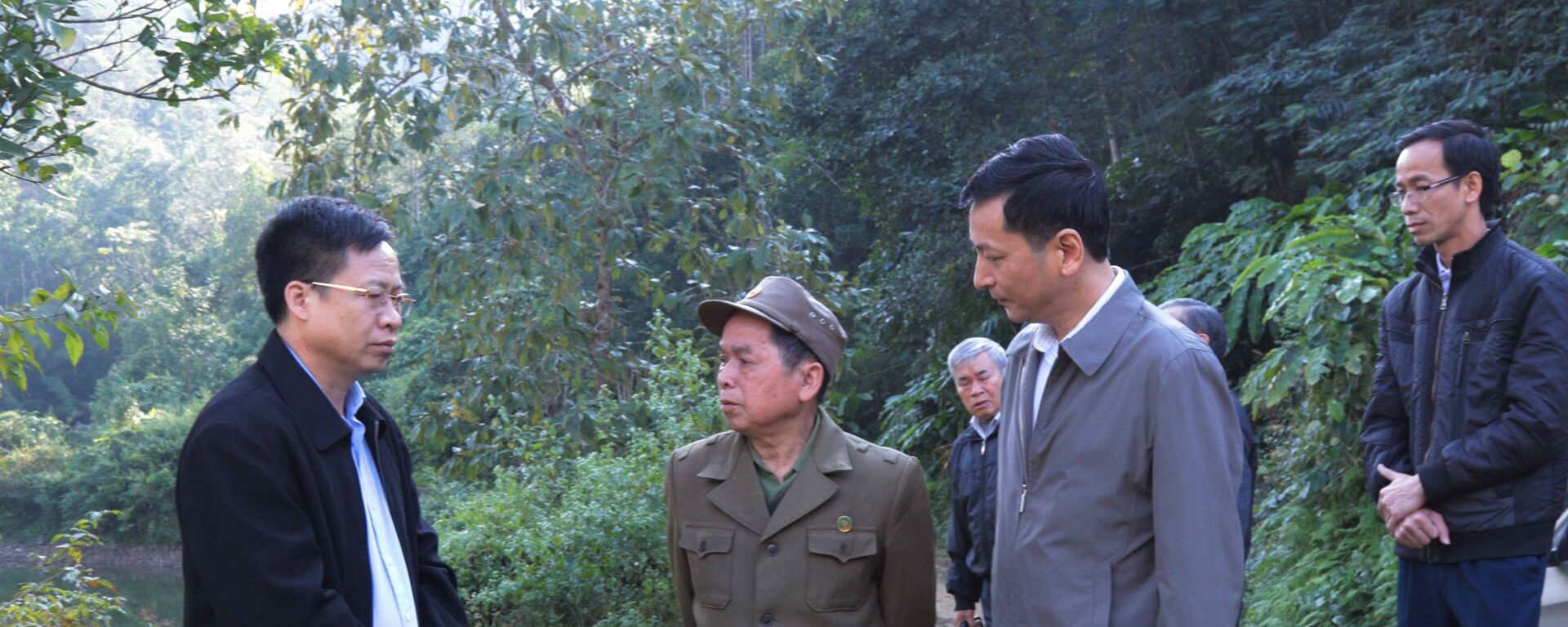 Đoàn công tác làm việc với ông Tống Văn Minh, nguyên Phó Chỉ huy Công trường Thủy lợi Tân Minh, Bắc Kạn - người đã chứng kiến và an táng 13 đồng đội đã hi sinh - Sputnik Việt Nam, 1920, 05.12.2019