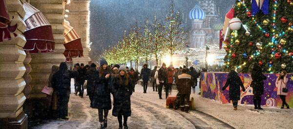 Người qua đường trên Quảng trường Đỏ Moskva Người qua đường trên Quảng trường Đỏ Moskva - Sputnik Việt Nam