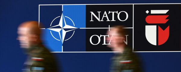 Đàn ông tại biểu ngữ của Hội nghị thượng đỉnh NATO tại sân vận động quốc gia ở Warsaw Đàn ông tại biểu ngữ của Hội nghị thượng đỉnh NATO tại sân vận động quốc gia ở Warsaw - Sputnik Việt Nam