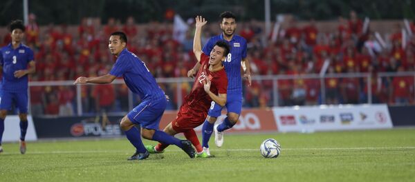 Tiền đạo Tiến Linh bị hậu vệ Thai Lan phạm lỗi, Việt Nam được hưởng quả đá 11m - Sputnik Việt Nam