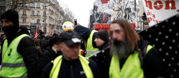 Những người tham gia phong trào áo vàng tại một cuộc biểu tình chống cải cách lương hưu ở Paris. Ngày 5 tháng 12 năm 2019 Những người tham gia phong trào áo vàng tại một cuộc biểu tình chống cải cách lương hưu ở Paris. Ngày 5 tháng 12 năm 2019 - Sputnik Việt Nam