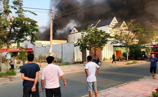 Kiên Giang: Xảy ra cháy lớn tại bãi xe trung tâm thành phố Rạch Giá - Sputnik Việt Nam