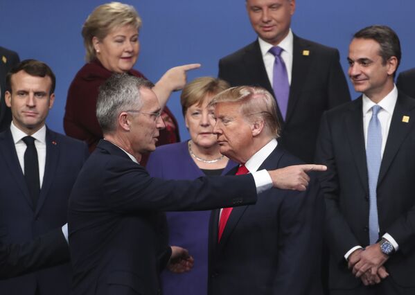 Tổng thư ký NATO Jens Stoltenberg nói chuyện với Tổng thống Mỹ Donald Trump trong cuộc họp của các nhà lãnh đạo NATO tại Watford, Anh - Sputnik Việt Nam