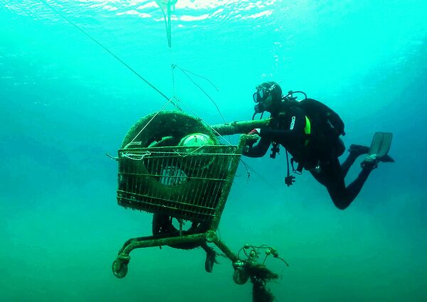 Tình nguyện viên của tổ chức Hy Lạp Aegean Rebreath thu gom rác dưới biển Aegean xung quanh đảo Zakynthos - Sputnik Việt Nam