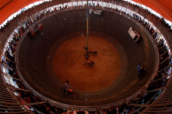 Diễn viên đóng thế biểu diễn trong lễ hội Gadhimai Mela ở Bariarpur ở Nepal - Sputnik Việt Nam