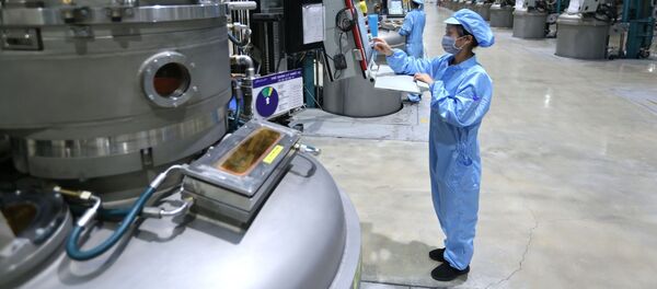 Dây chuyền sản xuất nguyên liệu để chế tạo pin năng lượng mặt trời tại Công ty TNHH JA Solar Việt Nam, vốn đầu tư của Hong Kong (Trung Quốc) tại khu công nghiệp Quang Châu (Bắc Giang) - Sputnik Việt Nam