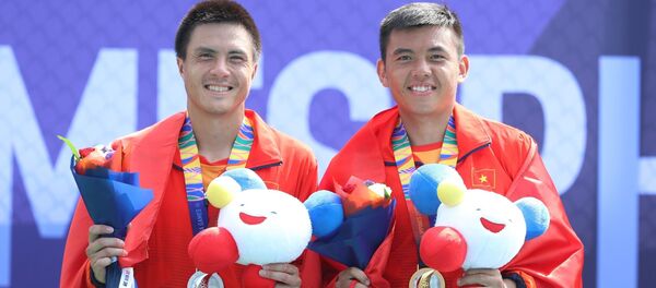 Tay vợt Daniel Cao Nguyễn (trái) và Lý Hoàng Nam (phải) trên bục nhận huy chương - Sputnik Việt Nam