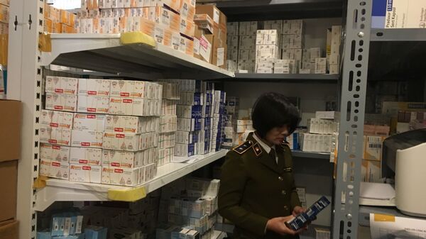Lực lượng QLTT kiểm tra cơ sở kinh doanh thuốc tân dược do ông Lê Văn Tuấn làm chủ. - Sputnik Việt Nam
