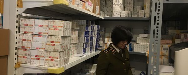 Lực lượng QLTT kiểm tra cơ sở kinh doanh thuốc tân dược do ông Lê Văn Tuấn làm chủ. - Sputnik Việt Nam