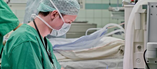 Bác sĩ điền tài liệu - Sputnik Việt Nam