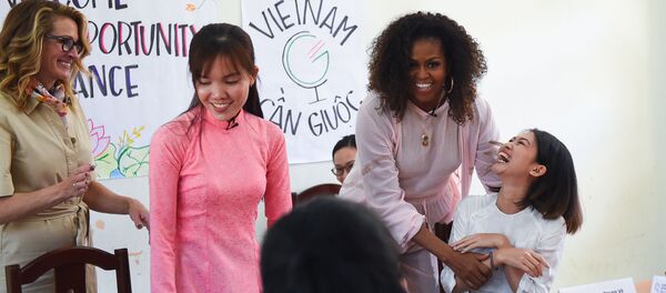 Bà Michelle Obama cùng với ngôi sao Julia Roberts ở Cần Giuộc Long An  - Sputnik Việt Nam