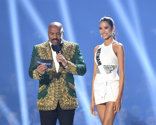 MC Steve Harvey và Hoa hậu Việt Nam Hoàng Thùy tại cuộc thi sắc đẹp Hoa hậu Hoàn vũ 2019 ở Atlanta, Hoa Kỳ - Sputnik Việt Nam