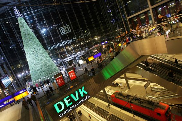 Cây thông Noel với 40.000 viên pha lê Swarovski tại Ga Trung tâm Berlin, năm 2006 - Sputnik Việt Nam