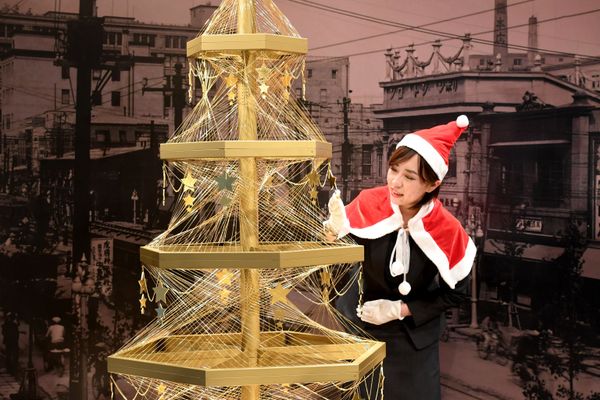 Nhân viên của nhà trang sức Nhật Bản Ginza Tanaka cạnh cây thông Giáng sinh bằng vàng trị giá 1,8 triệu USD ở Tokyo, năm 2016 - Sputnik Việt Nam