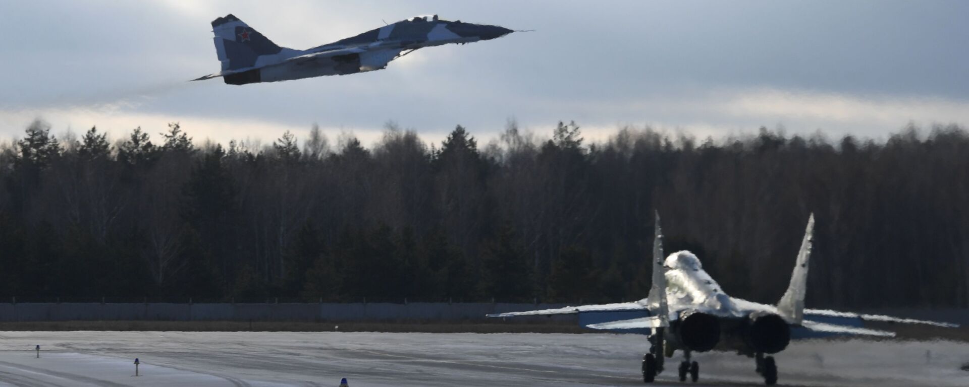 Máy bay chiến đấu đa chức năng MiG-35 tại khu vực thử nghiệm của nhà máy hàng không Lukhovitsy - Sputnik Việt Nam, 1920, 28.09.2021