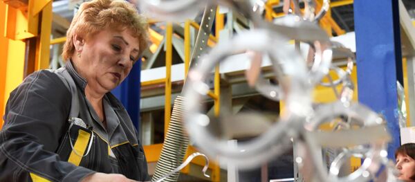 Nhân viên nhà máy hàng không Lukhovitsy mang tên P. A. Voronin trong trong xưởng lắp ráp - Sputnik Việt Nam