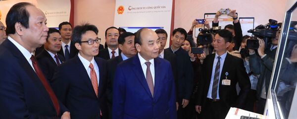 Thủ tướng Nguyễn Xuân Phúc và các đại biểu tham quan Cổng Dịch vụ công Quốc gia - Sputnik Việt Nam