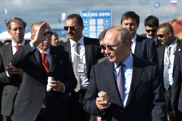 Tổng thống Nga Vladimir Putin và Tổng thống Thổ Nhĩ Kỳ Recep Tayyip Erdogan thưởng thức món kem trong chuyến thăm triễn lãm hàng không quốc tế MAKS-2019 - Sputnik Việt Nam