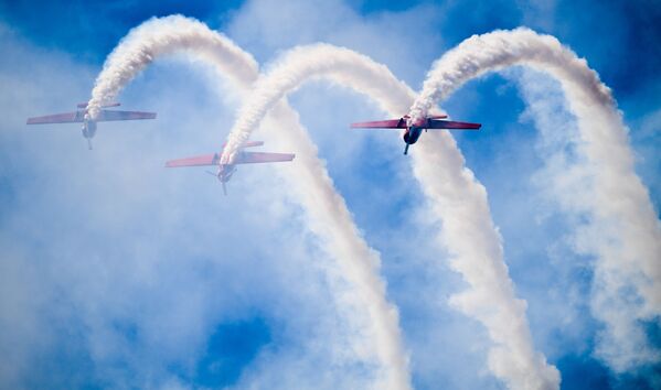 Phi đội thuật lái ANBO từ Litva thực hiện chuyến bay trên phi cơ Yak-50 tại MAKS-2019 - Sputnik Việt Nam