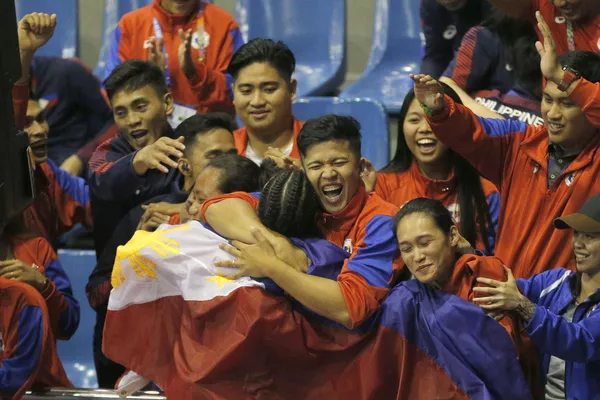 Fan hâm mộ Philippines chào mừng người chiến thắng Jedah Mae Soriano tại SEA Games 30 Fan hâm mộ Philippines chào mừng người chiến thắng Jedah Mae Soriano tại SEA Games 30 - Sputnik Việt Nam