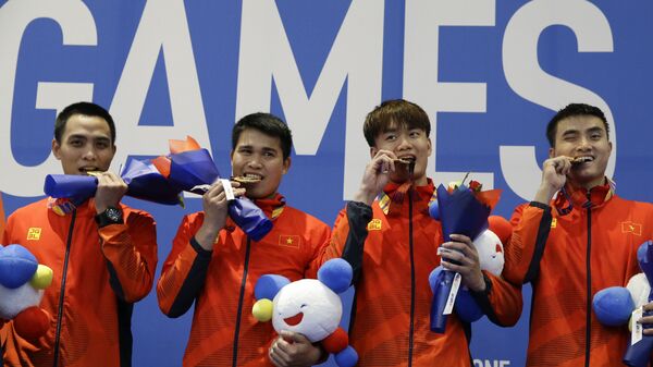 Đội đấu kiếm Việt Nam với huy chương vàng tại SEA Games 30 - Sputnik Việt Nam